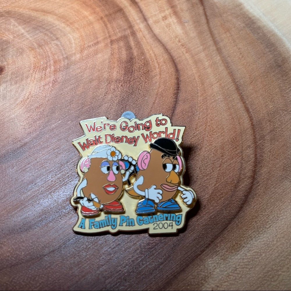 Disney WDW A Family Pin Gathering 2004 Mr. & Mrs. Potato Head LE 1000 Pin NIP